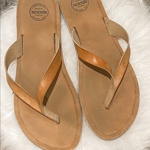 9.5 tan open-toe flip flops